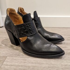 Fluevog Entrance Room 502 heels